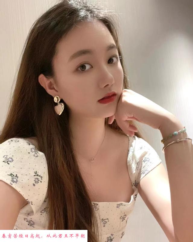 带点小清新的美女 第2张