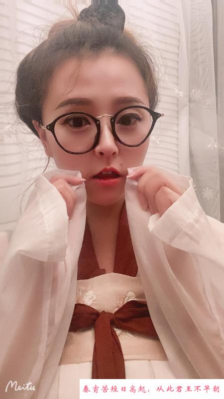 边做边拍视频的妹子 第4张
