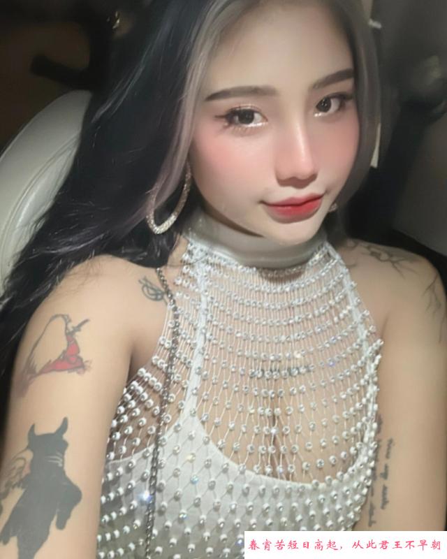 大胸纹身小妹 第3张