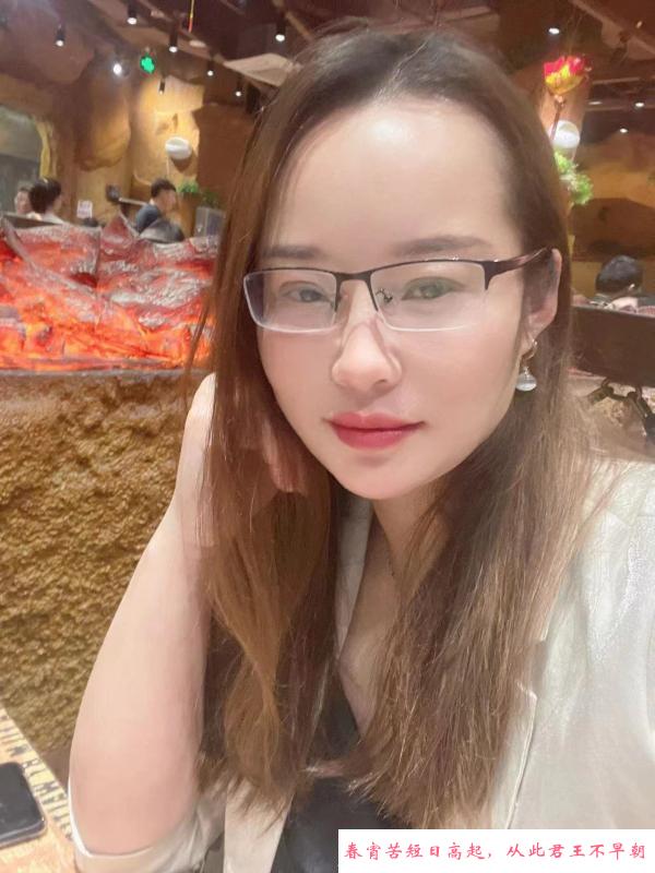 带眼镜少妇琳琳 第1张