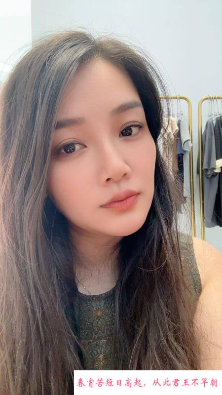 滨湖玩的开放的美女 第1张