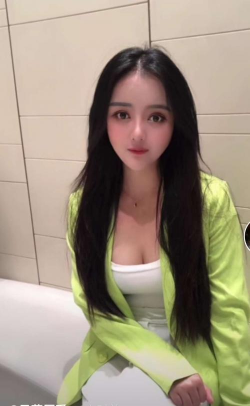性感胸挺的小姐姐 第2张