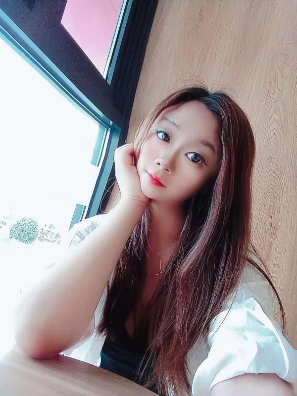 常营地铁站小骚女 第2张