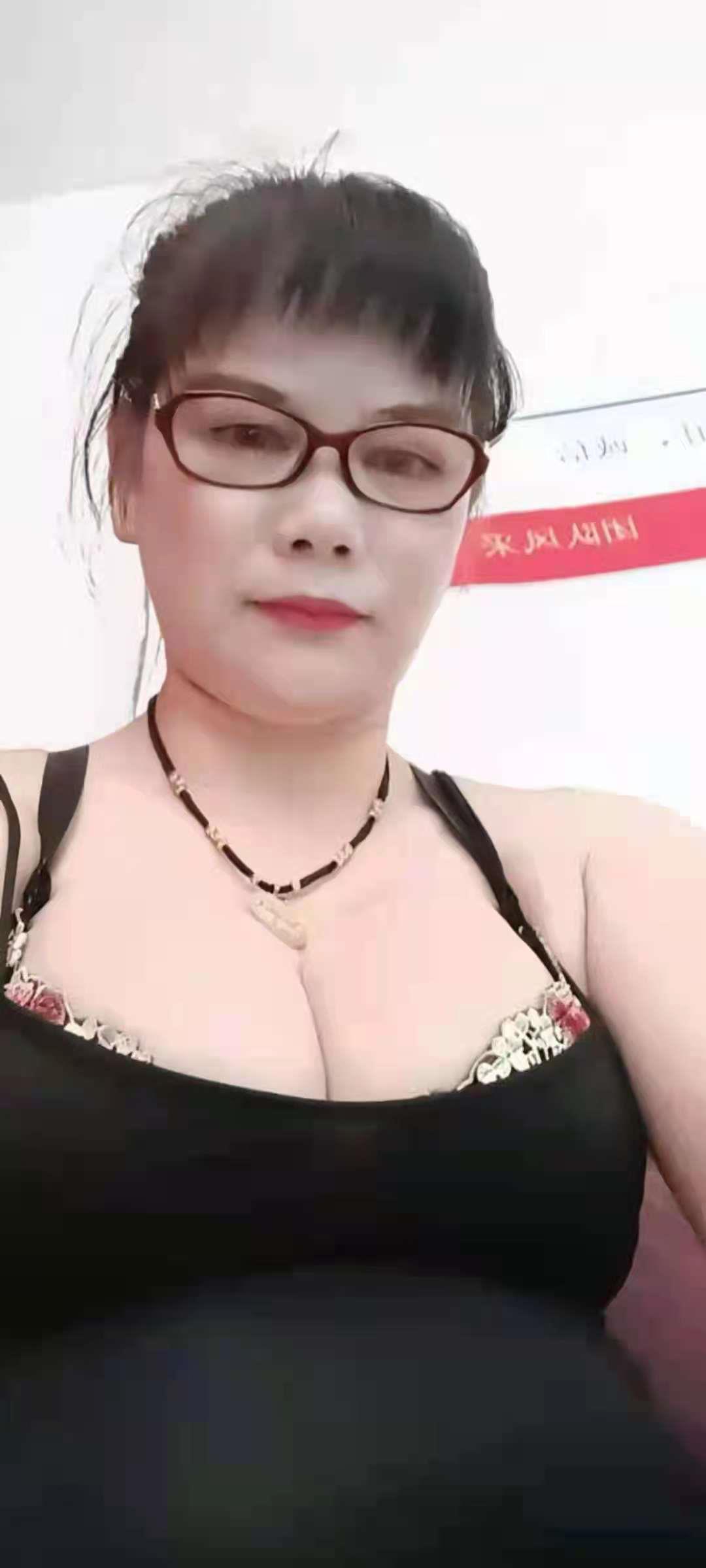 风骚少妇晓芯芯 第2张