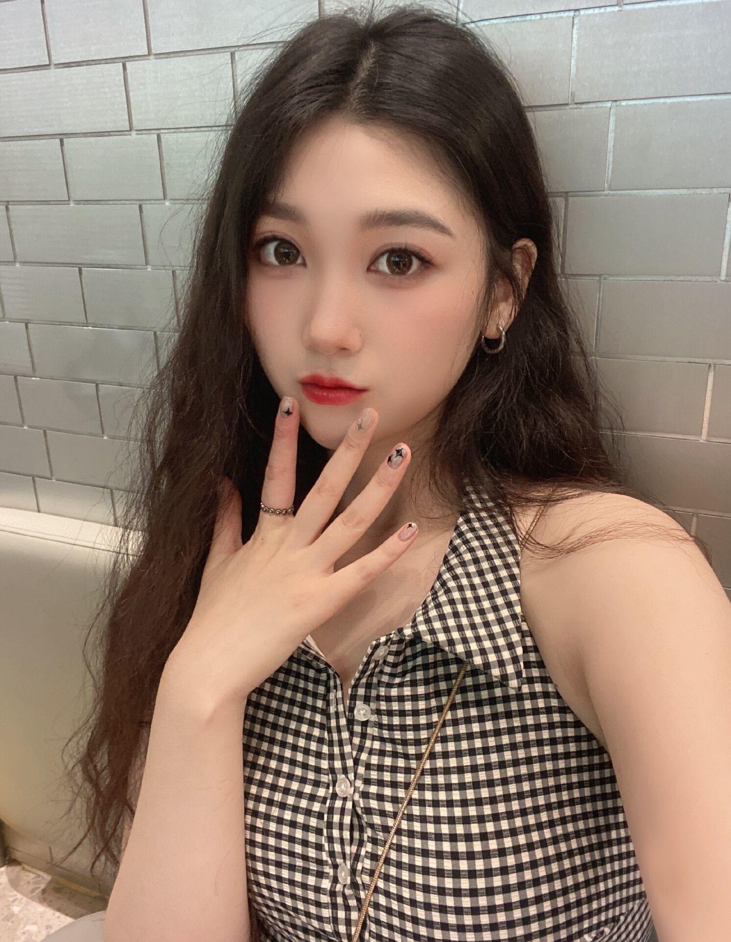 金水丞丞，白色外套小妹妹 第1张
