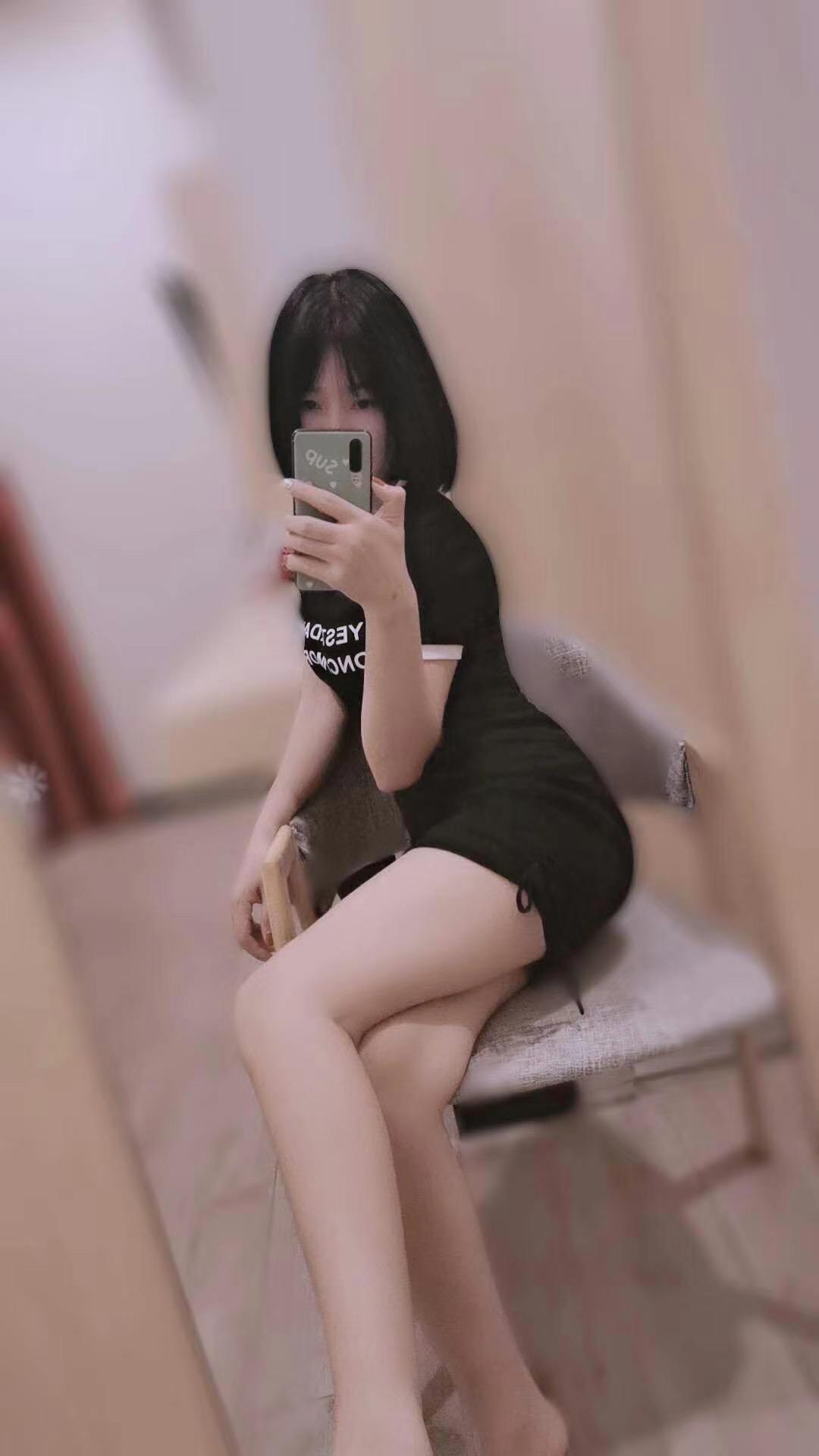 天河岗顶00后小美女 第2张