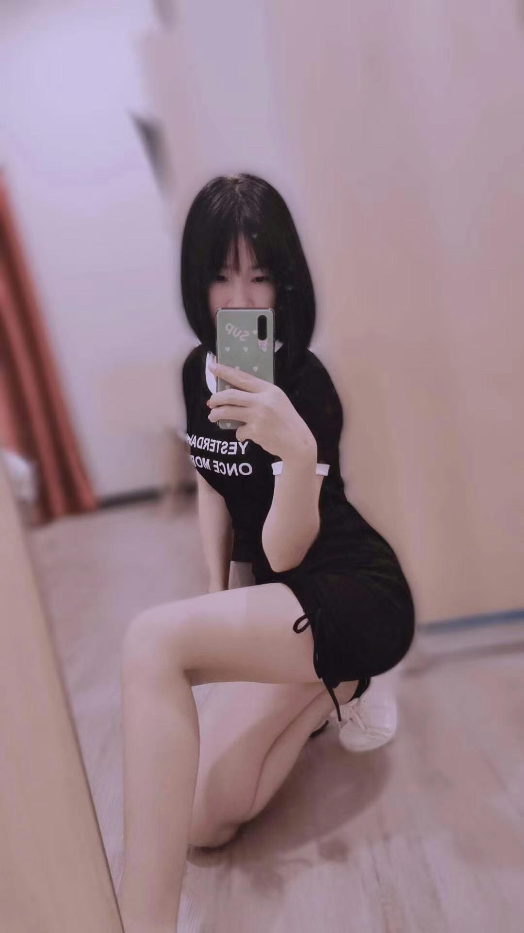 天河岗顶00后小美女 第3张
