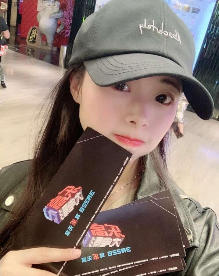 兼职舌吻风骚的妹子 第1张
