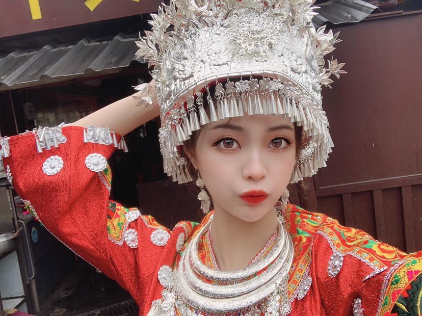 火热大方的苗族女孩~ 第2张